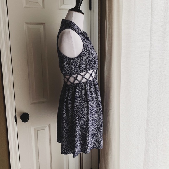 Adorable Floral Summer Dress - Picture 3 of 6